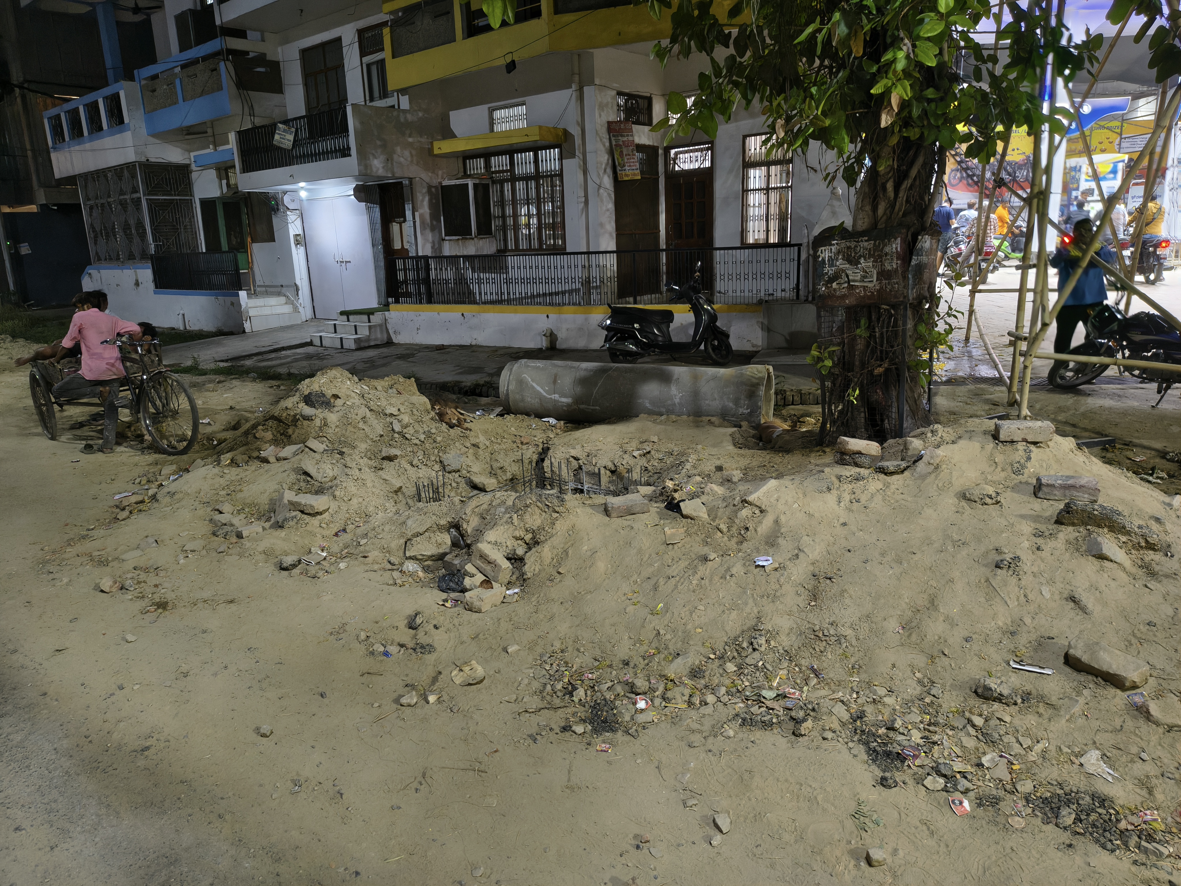 PRAYAGRAJ POTHOLES AND CLOGGED