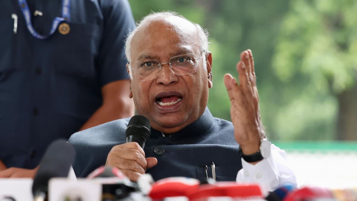 'Amit Shah Must Speak In Parliament Over Atrocities On Students, PM Modi Should Apologise', Demands Kharge Stepping up his attack on the BJP-led government at the Centre over alleged atrocities on students during the recent protest at Jantar Mantar here, Congress president Mallikarjun Kharge on Thursday said Home Minister Amit Shah should make a statement in the Parliament over the issue, and Prime Minister Narendra Modi must apologise to the students and their parents.