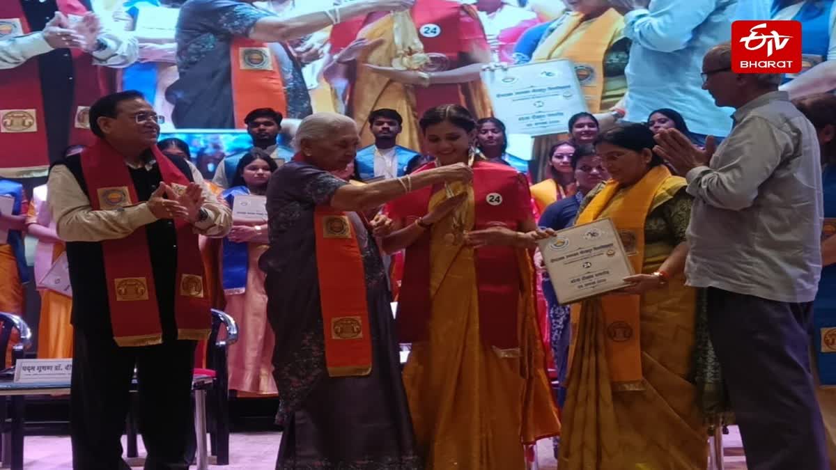 दीक्षांत समारोह में मेधावी छात्र-छात्राओं को किया सम्मानित.