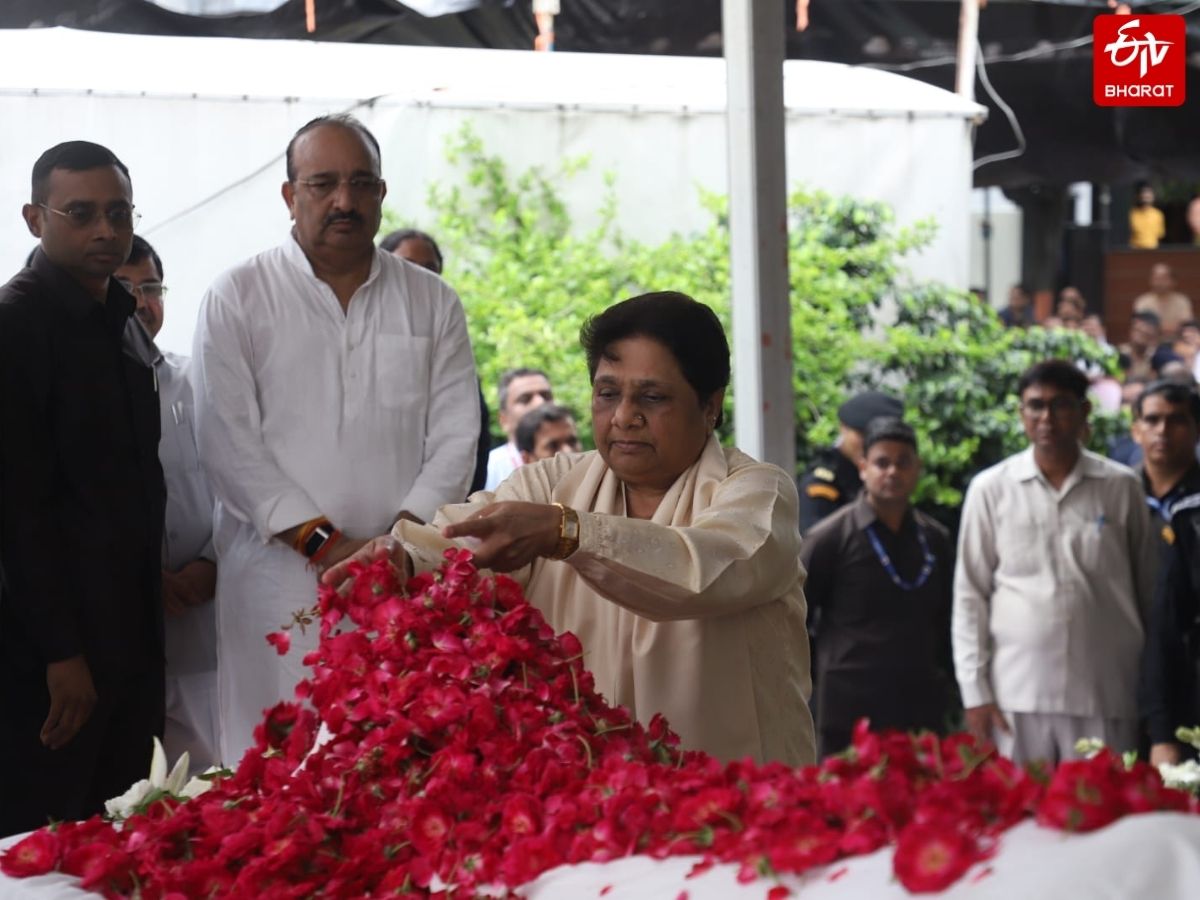 उमाशंकर सिंह के लखनऊ आवास पर श्रद्धांजलि देने पहुंचीं बसपा सुप्रीमो मायावती.