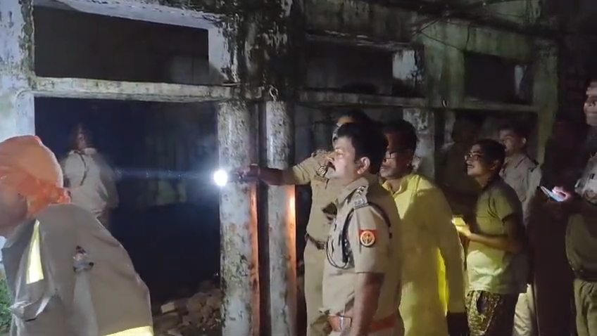 भरभराकर ढहा 100 साल पुराना मकान