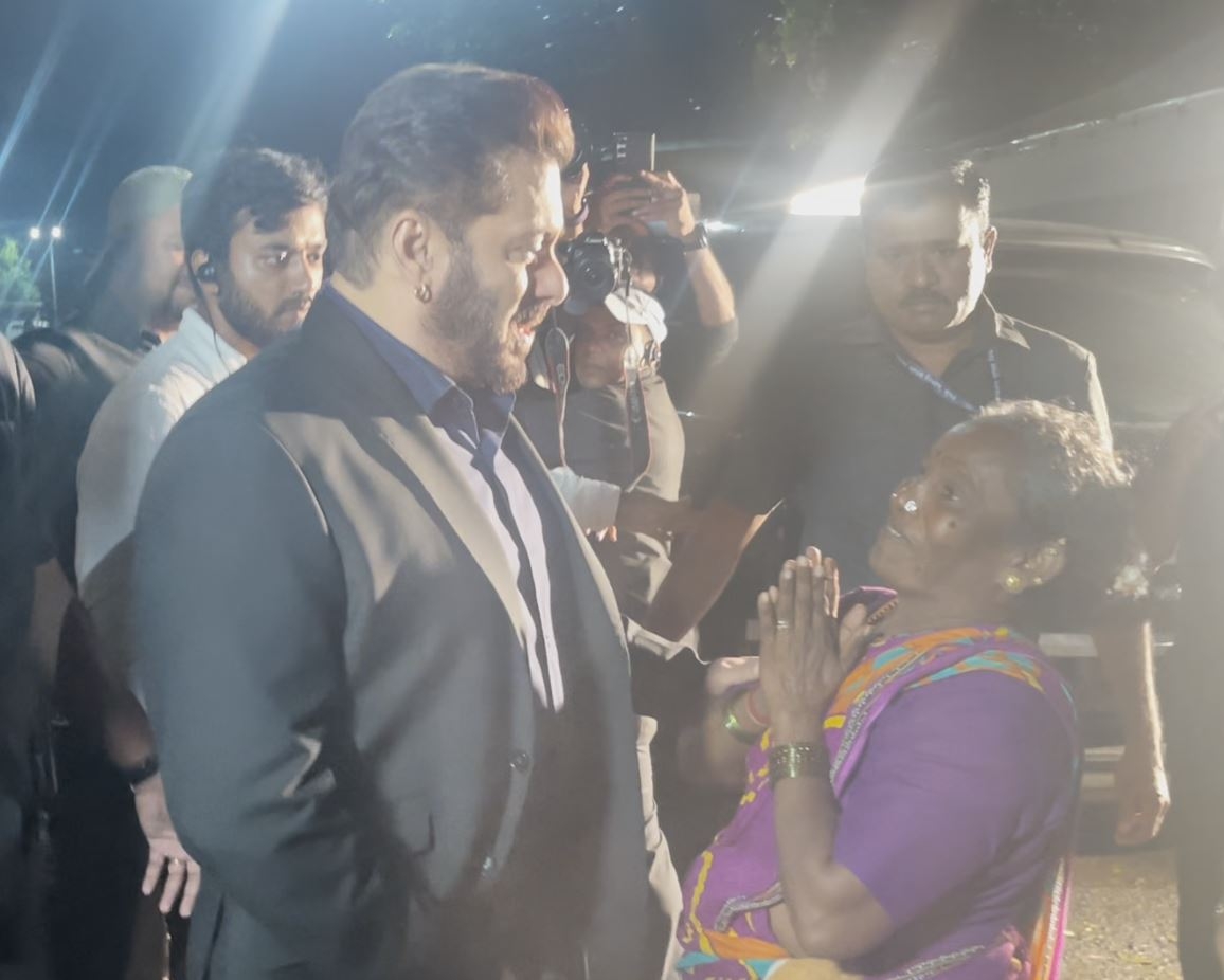 salman khan heartwarming gesture towards elderly fan