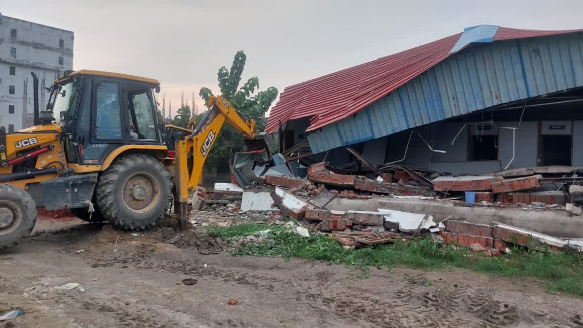 SRMU Bulldozer Action: Barabanki Ramswaroop University कैंपस में अवैध निर्माण ध्वस्त, ABVP का अल्टीमेटम पड़ा भारी