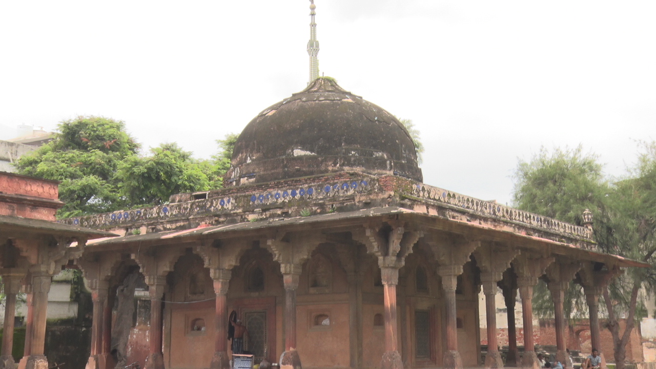 लखनऊ के नादान महल का मकबरा.