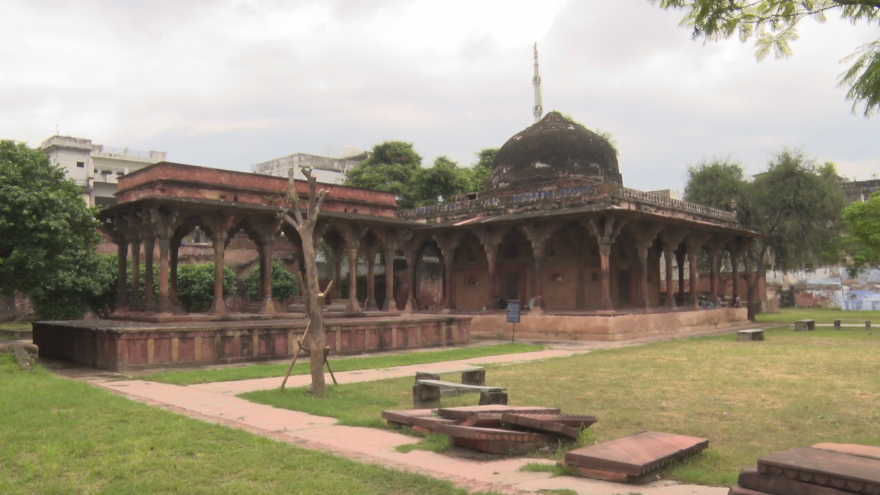 लखनऊ के नादान महल का मकबरा.