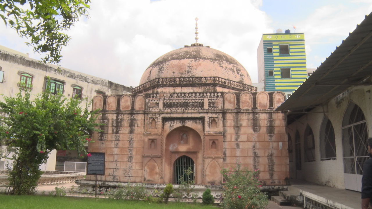 लखनऊ के नादान महल का मकबरा.