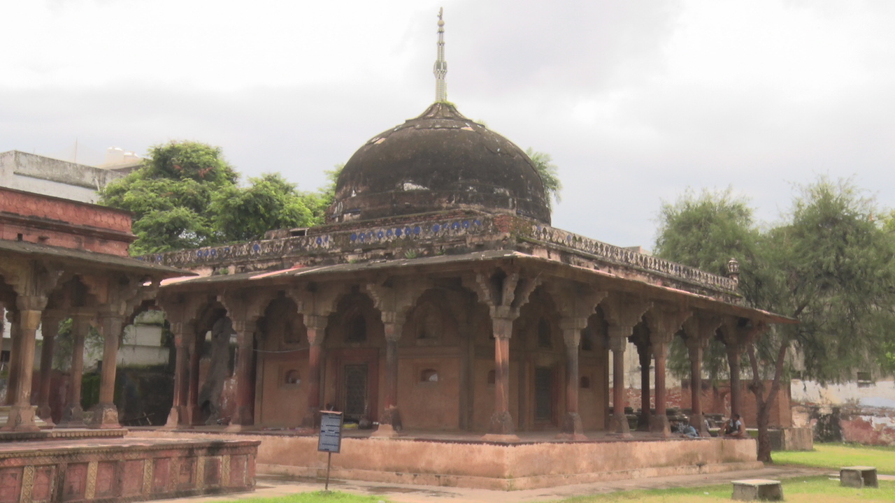 लखनऊ का नादान महल.