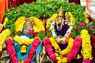 భక్తులకు దర్శనమిస్తున్న స్వామివారు