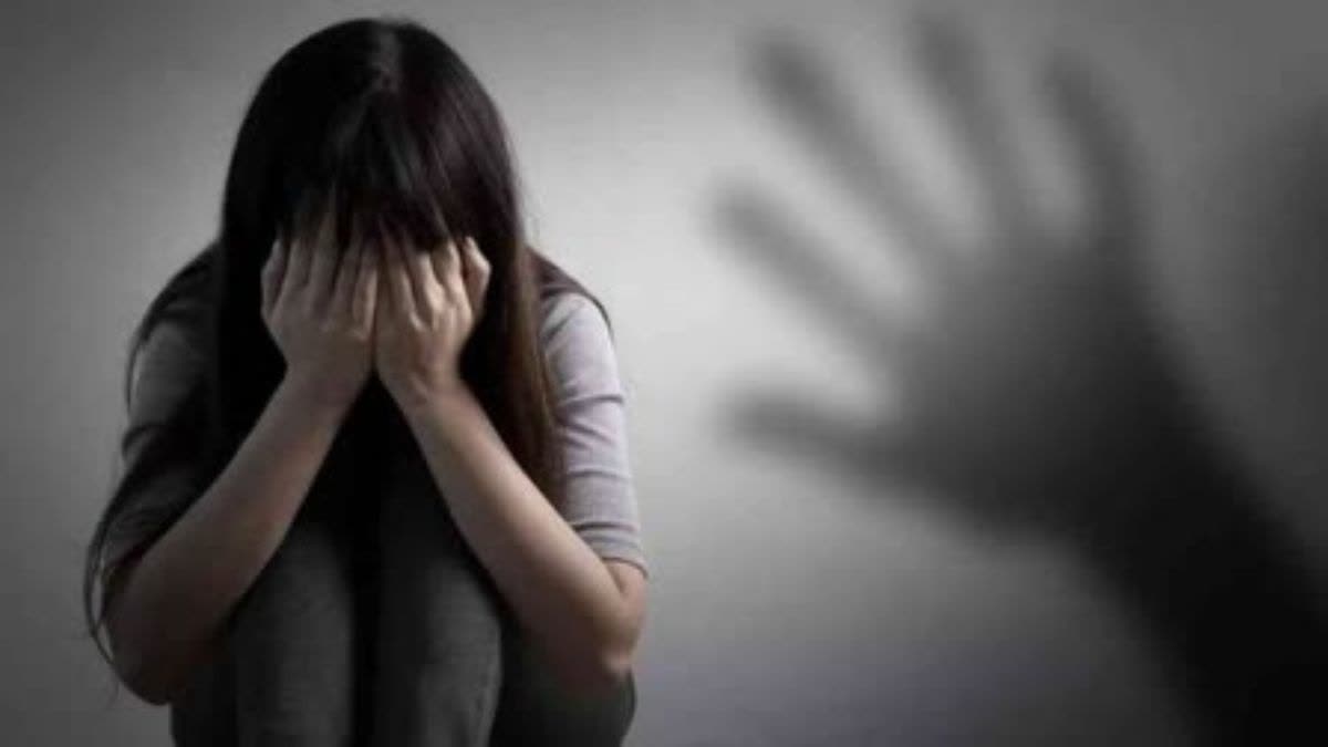 Gang Rape in Ballia: 17 वर्षीय किशोरी से गैंगरेप, गांव के दो लड़कों के खिलाफ मामला दर्ज