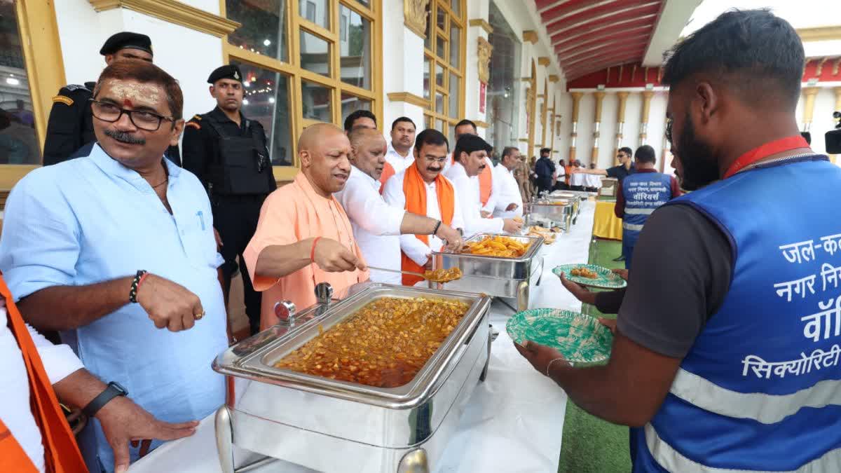 सीएम योगी ने सफाई कर्मियों को परोसा खाना.