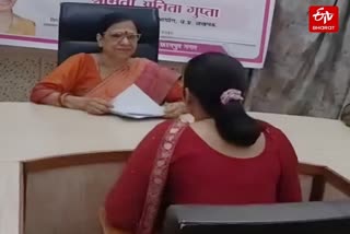 पीड़िता ने महिला आयोग से की शिकायत.