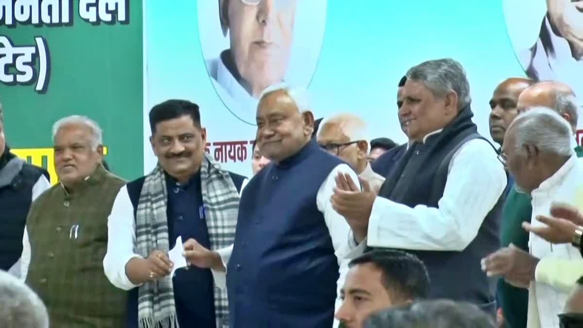 पार्टी की सदस्यता लेते सीएम नीतीश कुमार