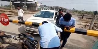 రైల్వే ట్రాక్​పై గేటు దగ్గర ఇరుక్కుపోయిన కారు