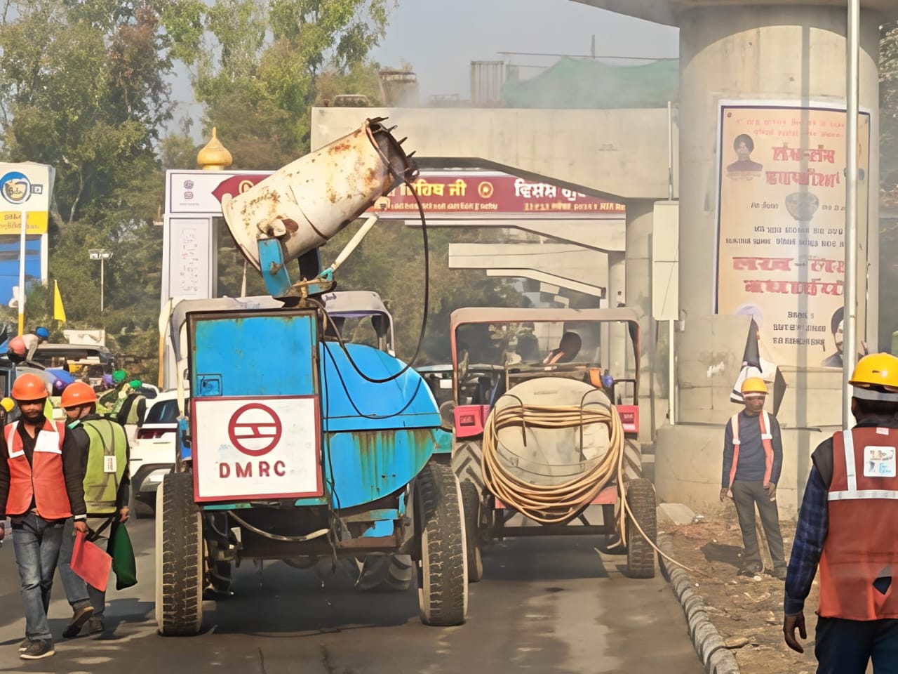 डीएमआरसी द्वारा सड़कों की सफाई होती हुई