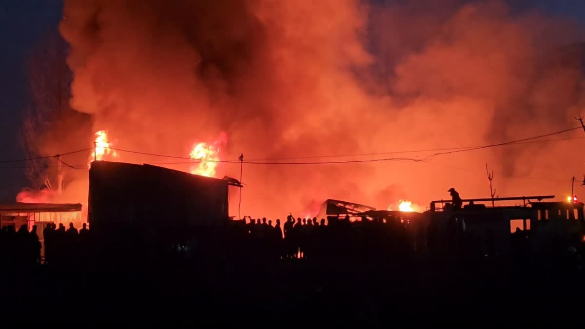 MASSIVE FIRE ENGULFS COMMERCIAL UNITS AT TENGPORA IN SRINAGAR