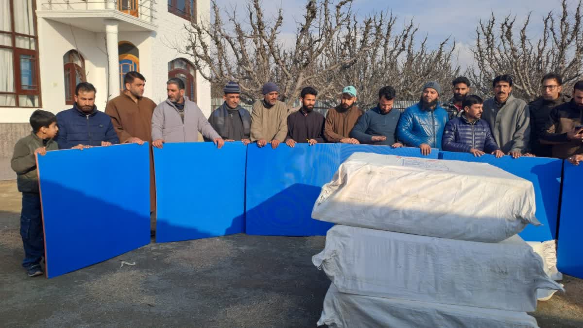 ڈی ڈی سی ممبر کی جانب سے نوجوانوں میں کھیلوں سے متعلق اشیاء تقسیم کی گئیں