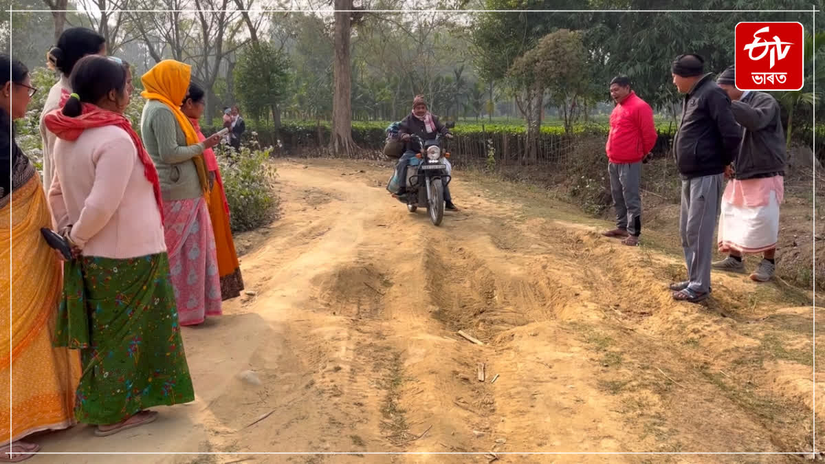 Poor road condition in Kowang people demand construction of the local road