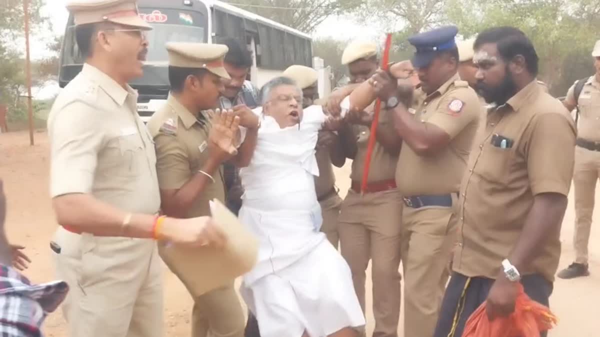 கோயில் அகற்றப்பட்டதை எதிர்த்து இந்து முன்னணியினர் போராட்டத்தில் ஈடுபட்டனர்.