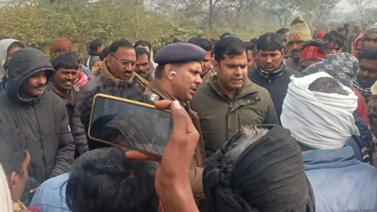 मौके पर मौजूद पुलिस के अधिकारी