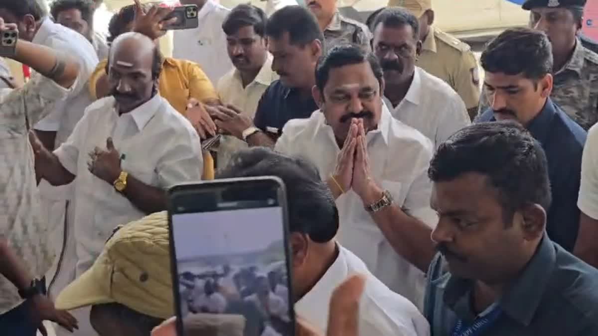 சென்னை விமான நிலையத்திற்கு எடப்பாடி பழனிசாமி வருகை தந்தார்.