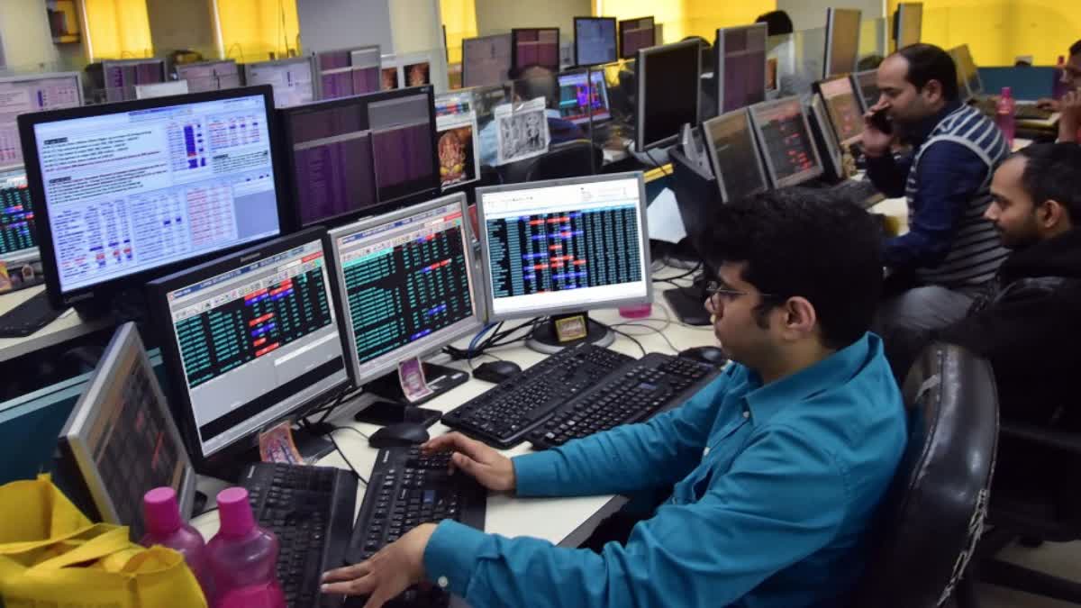 Traders and brokers executing orders in stock market