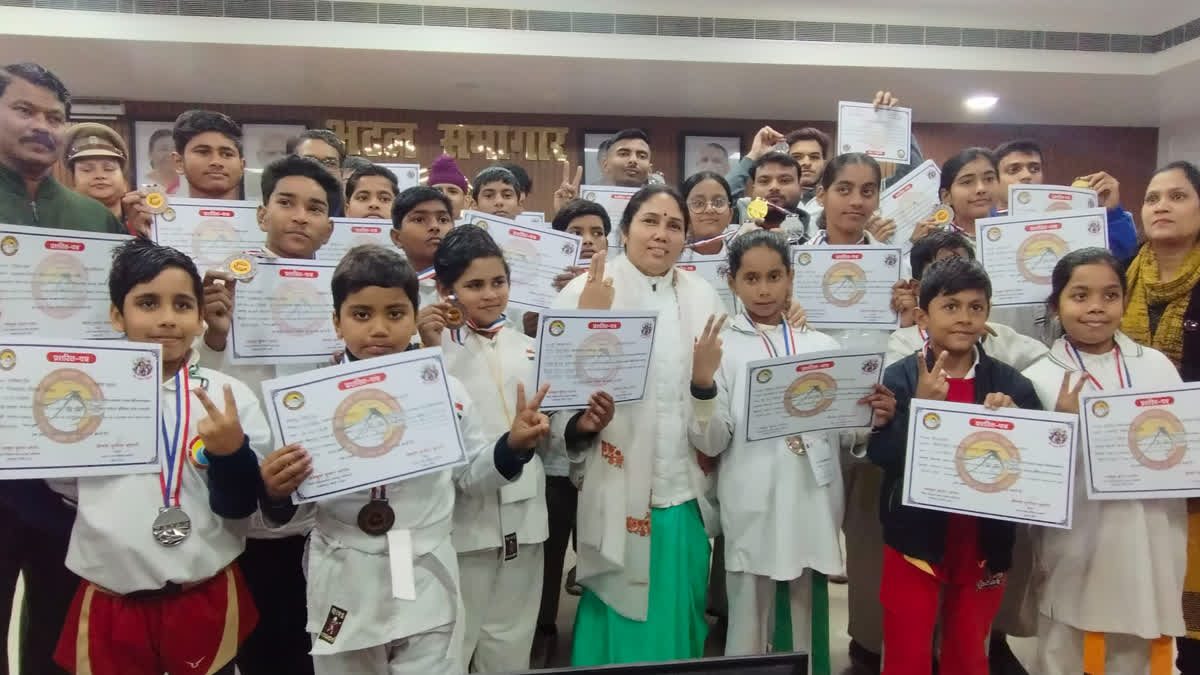 मेडल पहनाकर किया सम्मानित