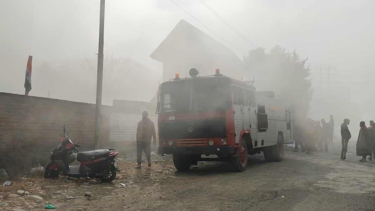 پلوامہ کے صنعتی علاقے کے فلور مل میں سیب کے ڈبوں میں آتِشزدگی