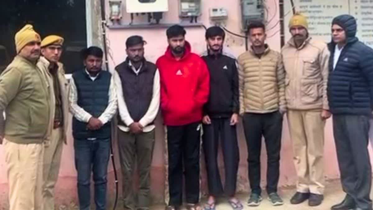 पुलिस की गिरफ्त में सट्टेबाजी के आरोपी
