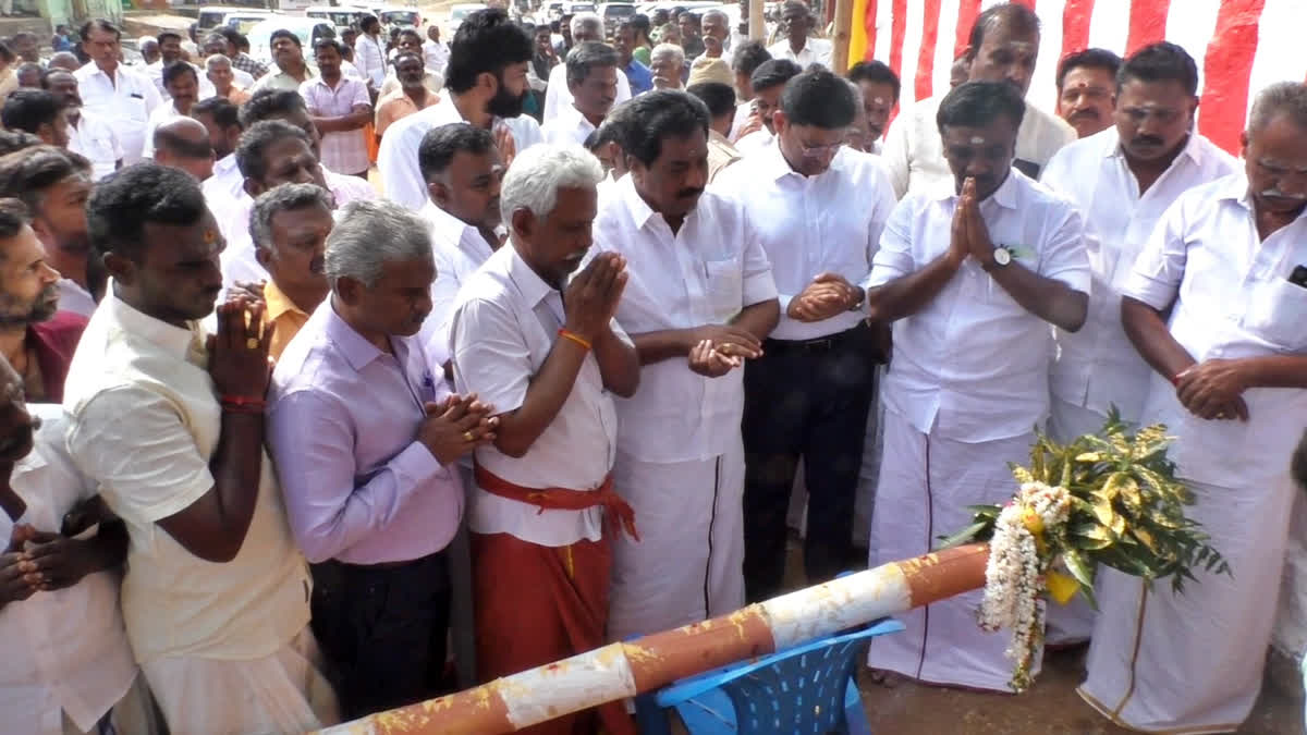 அலங்காநல்லூர் ஜல்லிக்கட்டு போட்டிக்கான முகூர்த்தக்கால் நாட்டு விழாவில் கலந்து கொண்ட அமைச்சர் மூர்த்தி, மாவட்ட ஆட்சியர் உள்ளிட்டோர்