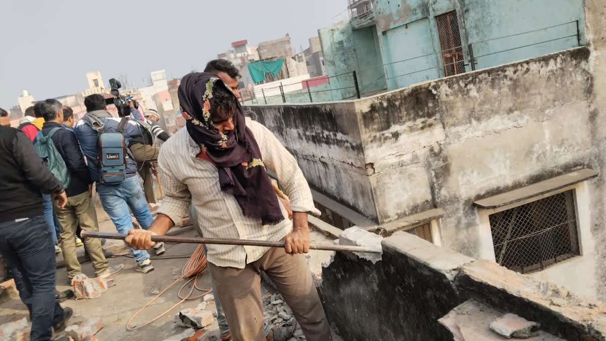 वाराणसी दालमंडी में ध्वस्तीकरण की कार्रवाई शुरू; एक मकान पर चला हथौड़ा, ड्रोन से की जा रही निगरानी दालमंडी में ध्वस्तीकरण की कार्रवाई शुरू