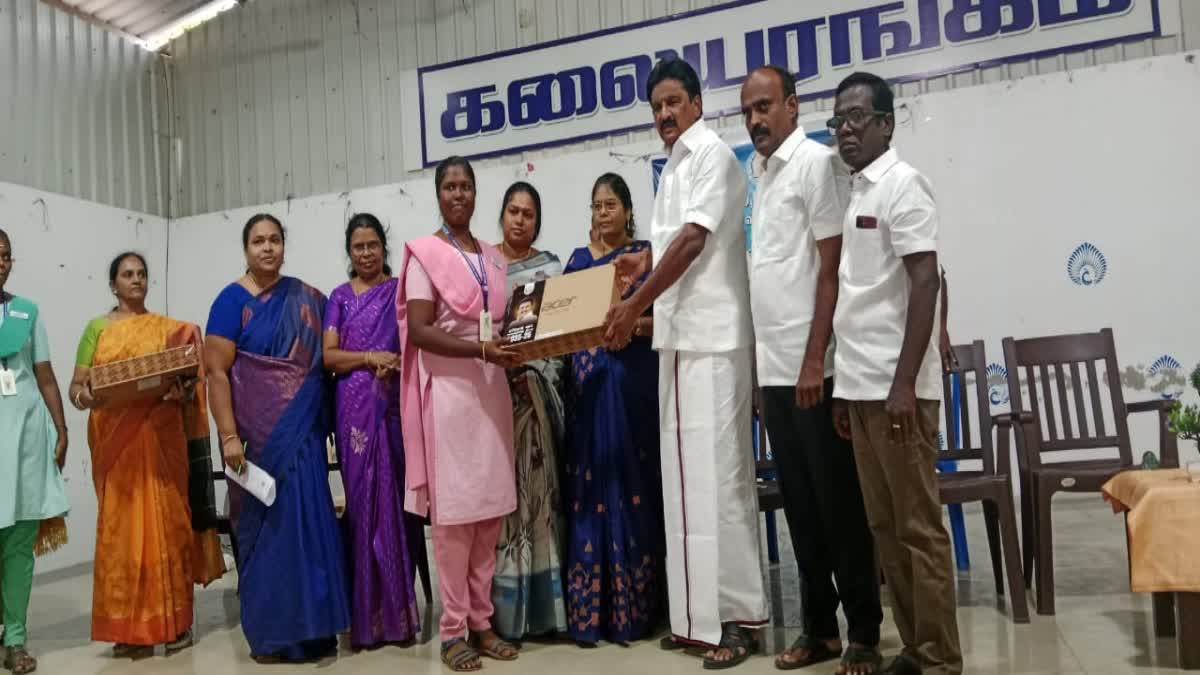 நிகழ்ச்சியில் பங்கேற்ற கல்லூரி முதல்வர் சுமிதா