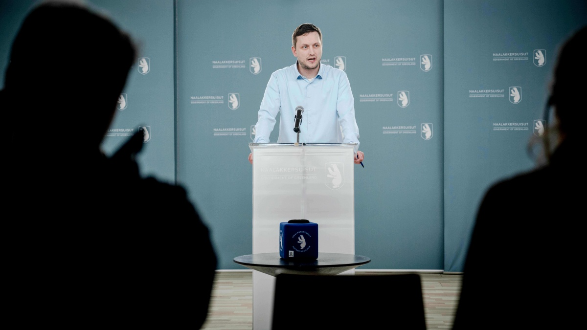 கிரீன்லாந்தின் பிரதமர் ஜென்ஸ் ஃபிரடெரிக் நீல்சன், 2026 ஆம் ஆண்டு ஜனவரி 5 ஆம் தேதி, திங்கட்கிழமை அன்று, கிரீன்லாந்தின் நூக் நகரில் செய்தியாளர்களை சந்தித்தார்