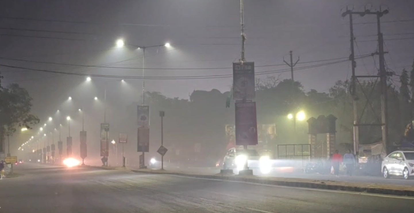 ସାଧାରଣ ଲୋକ ଓ ପରିବେଶବିତ ମଧ୍ୟ ପ୍ରଶାସନର କାର୍ଯ୍ୟକଳାପକୁ ନେଇ ନିନ୍ଦା କରିଛନ୍ତି ।