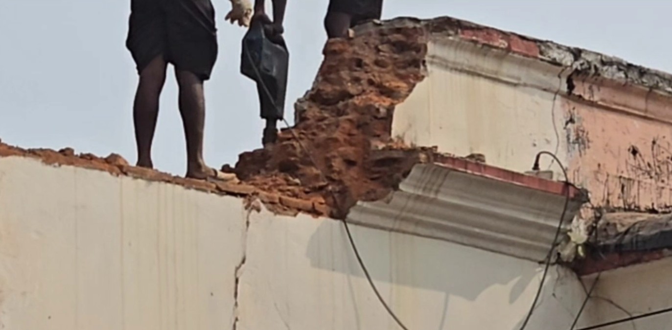 ତିନି ଦିନ ଧରି ଲଗାତର ପ୍ରଦୂଷଣ ମାତ୍ରା ବୃଦ୍ଧି ଯୋଗୁଁ ବାଲେଶ୍ୱରରେ କଟକଣା ଲଗାଯାଇଛି ସେଇଠି ପୁଣି ଜିଲ୍ଲାପାଳଙ୍କ କାର୍ଯ୍ୟାଳୟରେ ପୁରୁଣା ଘର ଭଙ୍ଗା ଯାଉଛି।