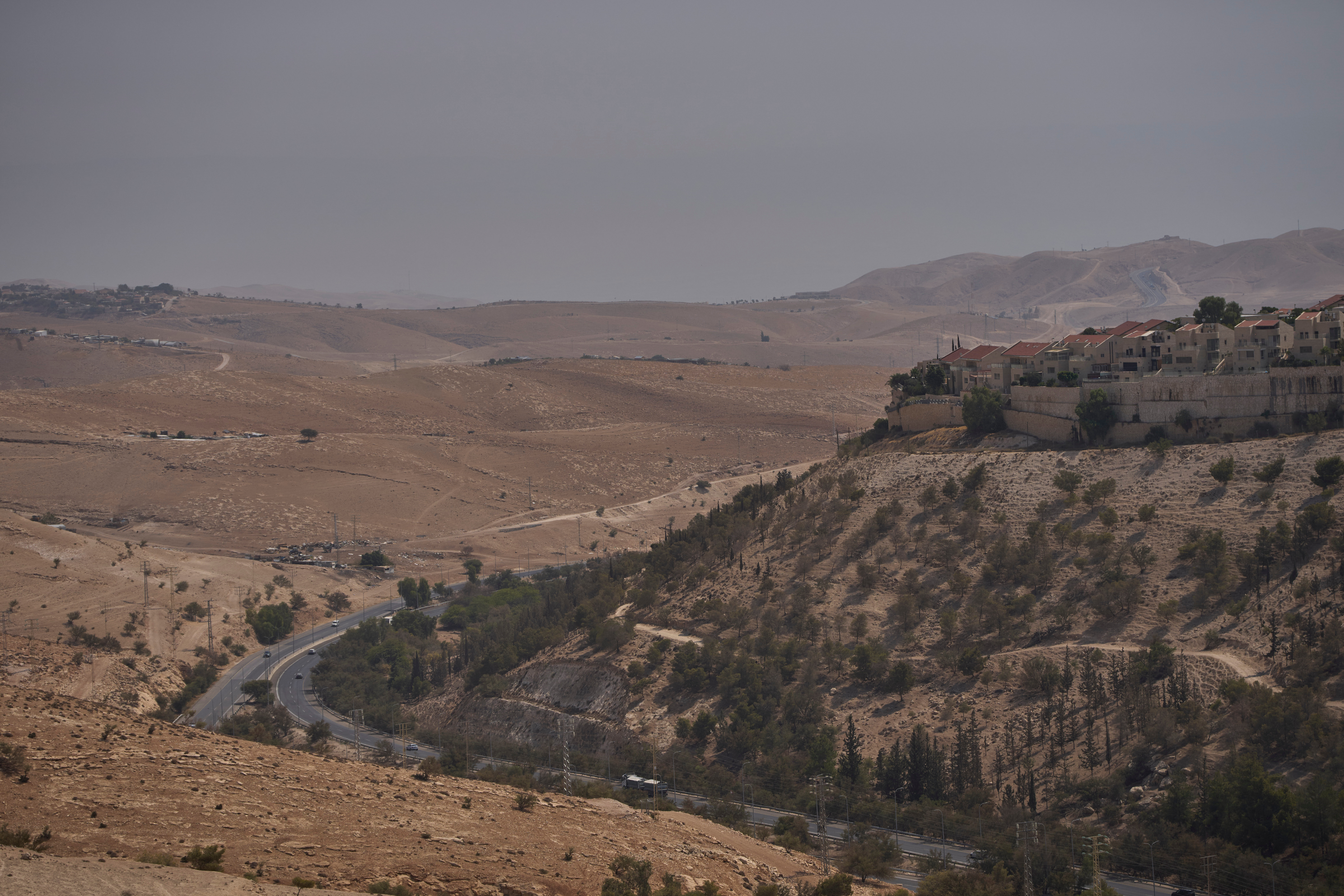 اسرائیل کے مقبوضہ مغربی کنارے میں مالے ادومیم کے قریب ایک علاقے کا منظر، جہاں اسرائیلی وزیر خزانہ کا کہنا ہے کہ ای ون سیٹلمنٹ پروجیکٹ کے حصے کے طور پر ہاؤسنگ یونٹ تعمیر کیے جائیں گے۔