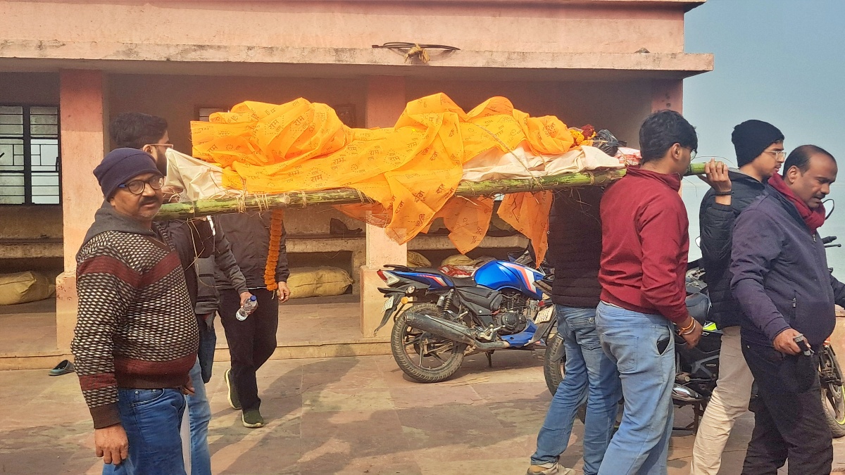 शव यात्रा ले जाते लोग