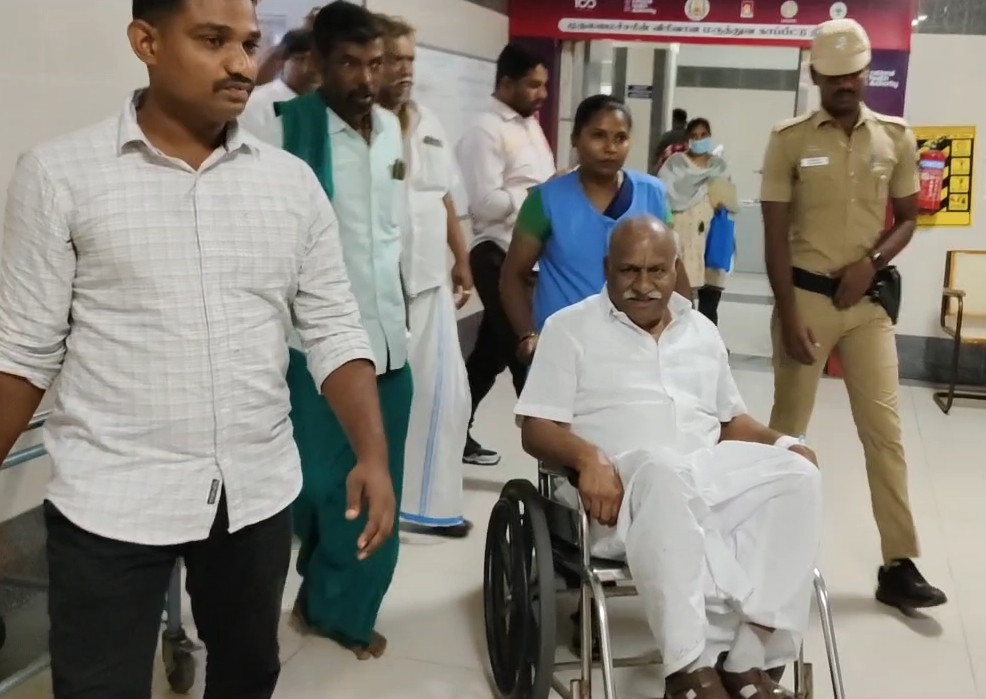 மருத்துவமனையில் சிகிச்சைக்காக அழைத்து செல்லப்பட்ட இந்து முன்னணி தலைவர் காடேஸ்வர சுப்பிரமணியம்