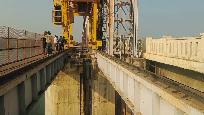 CREST GATE AT THE HIPPARAGI BARRAGE WAS BROKEN, LOSS OF STORED WATER INTO THE KRISHNA RIVER