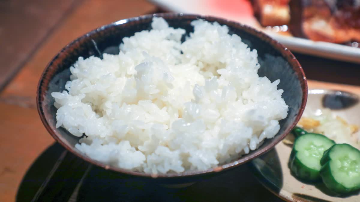 How many times should rice be washed before cooking, and for how many minutes should it be soaked?