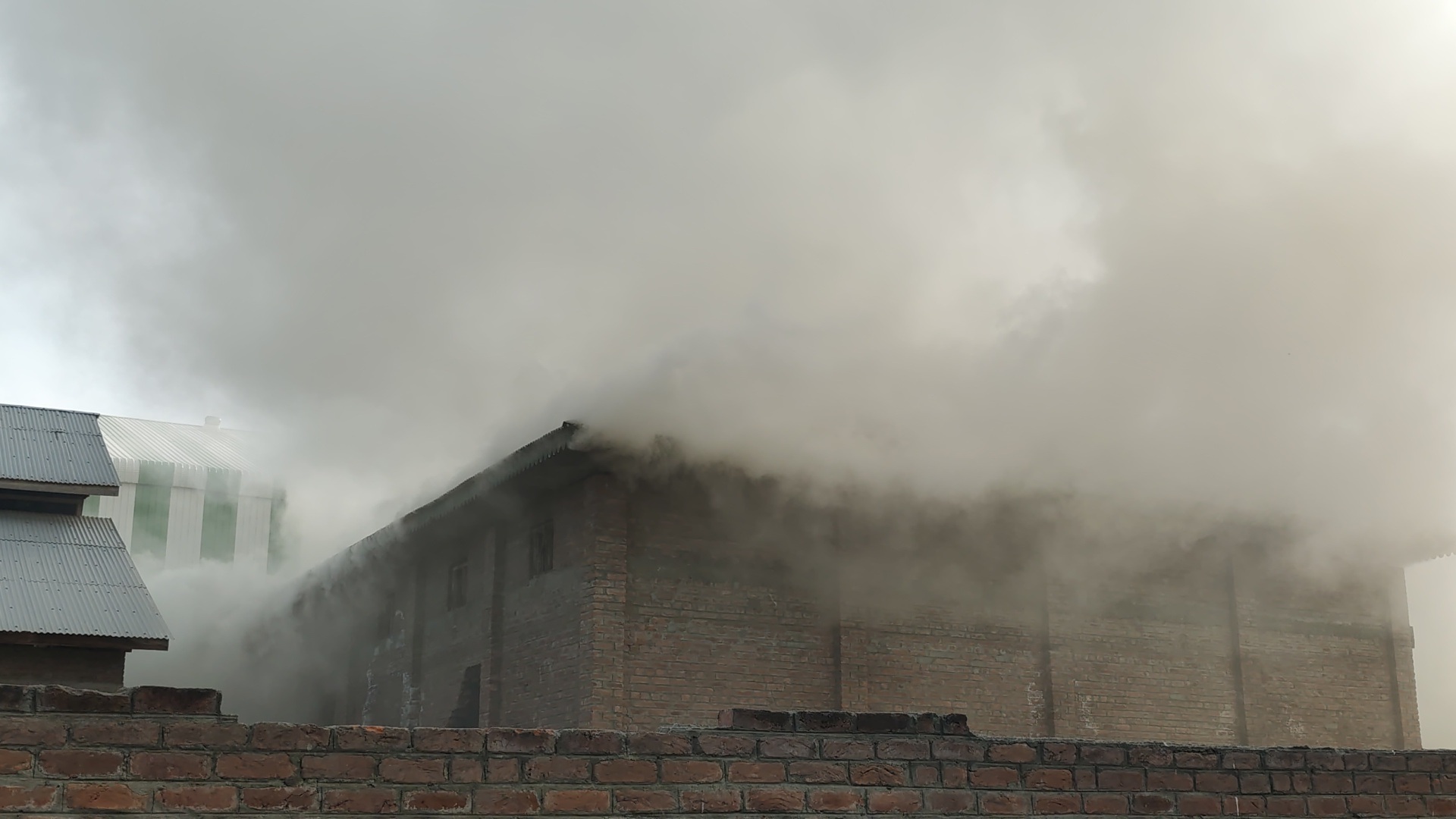 تین لاکھ سے زائد سیب کے  باکس راکھ میں تبدیل