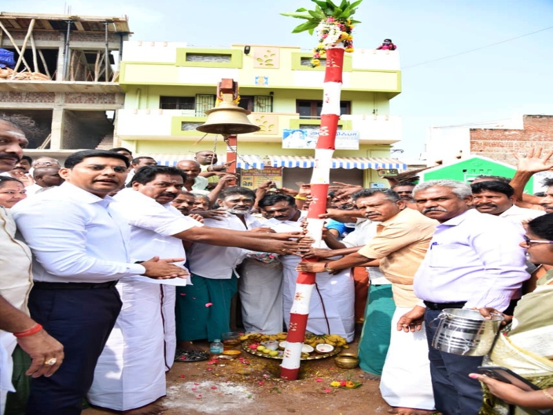 அலங்காநல்லூர் ஜல்லிக்கட்டு போட்டிக்கான முகூர்த்தக்கால் நாட்டு விழாவில் கலந்து கொண்ட அமைச்சர் மூர்த்தி, மாவட்ட ஆட்சியர் உள்ளிட்டோர்