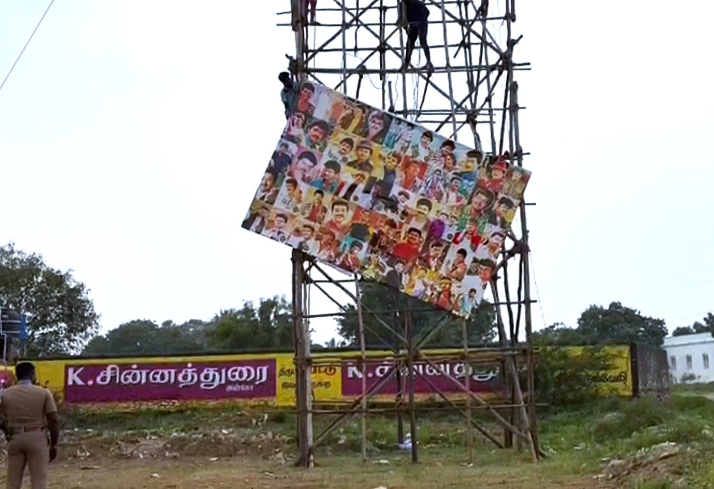 பேனர்களை அகற்றும் நடிகர் விஜய் ரசிகர்கள்.