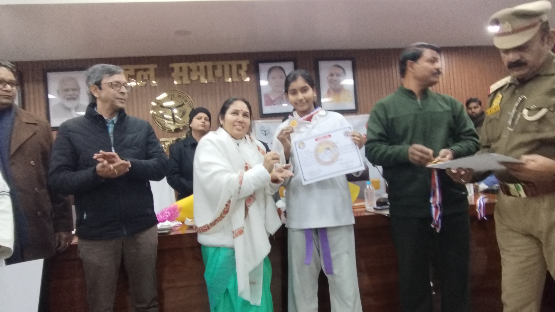 खिलाड़ियों को मेडल पहनाकर सम्मानित किया