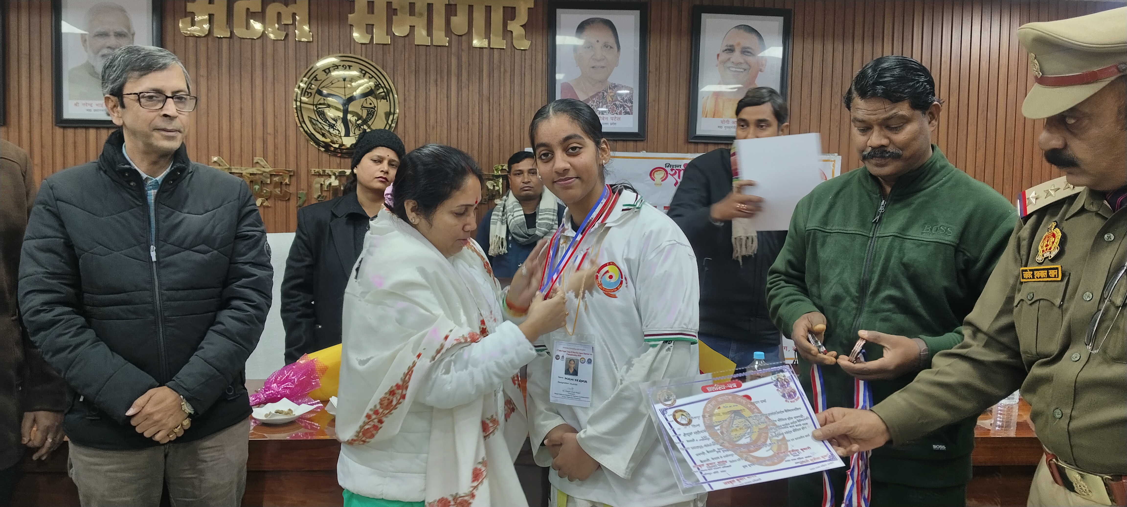 कलेक्ट्रेट सभागार में खिलाड़ियों को सम्मानित किया गया.