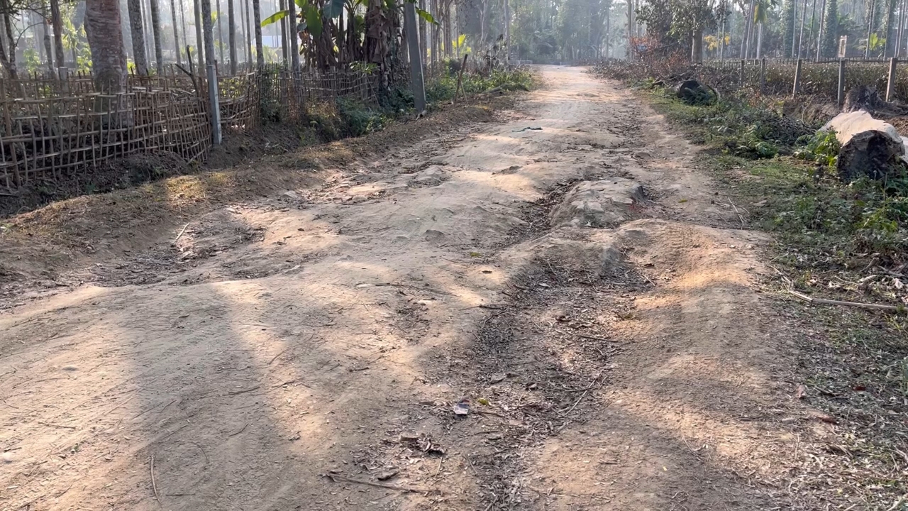 Poor road condition in Kowang people demand construction of the local road