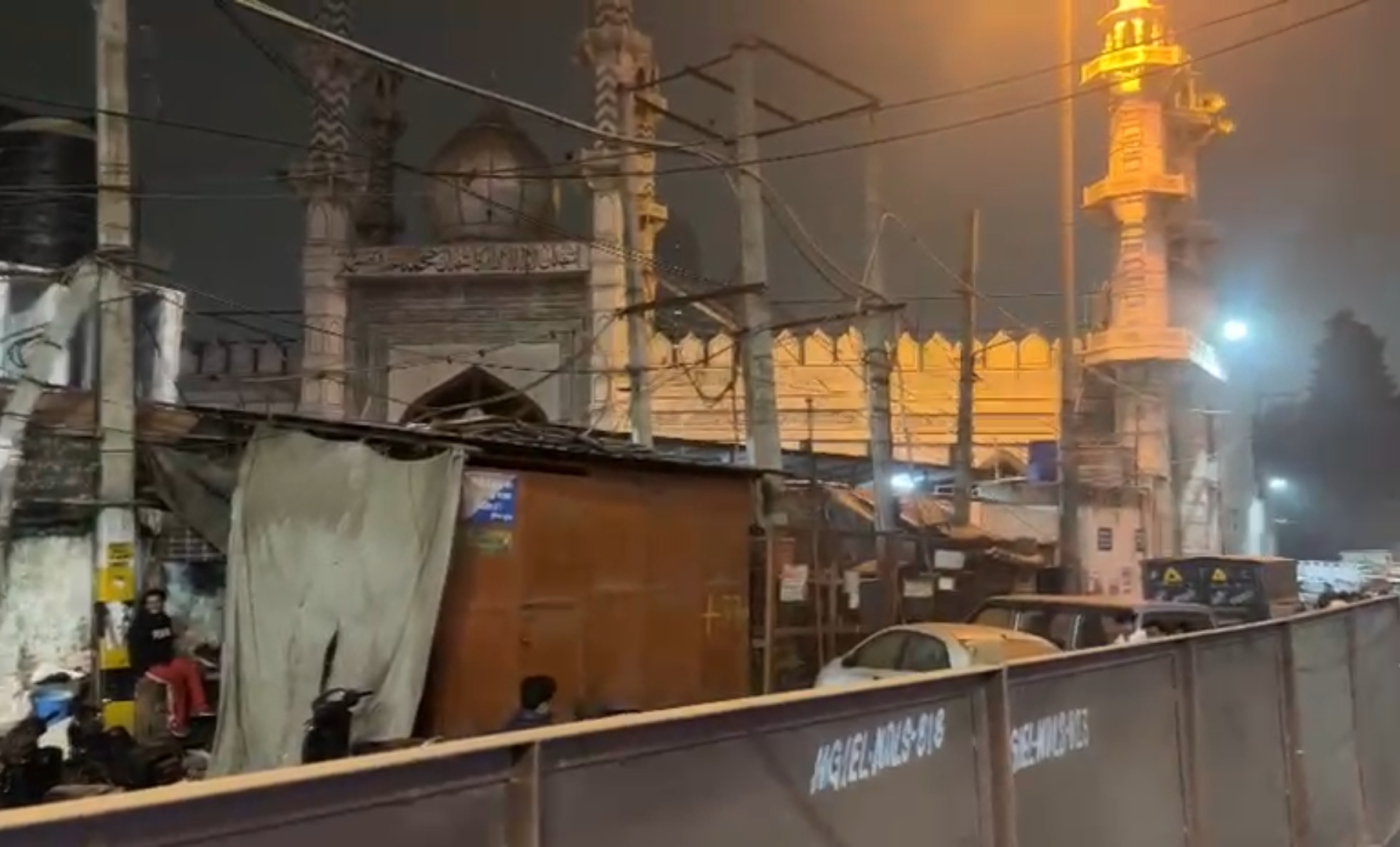 HIGH COURT MCD BULDOZER  BULLDOZER IN TURKMAN GATE DELHI  TURKMAN GATE  Municipal Corporation of Delhi