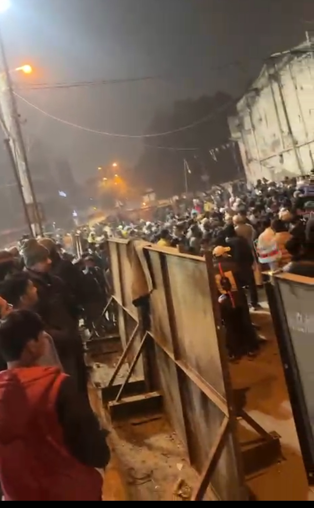 HIGH COURT MCD BULDOZER  BULLDOZER IN TURKMAN GATE DELHI  TURKMAN GATE  Municipal Corporation of Delhi