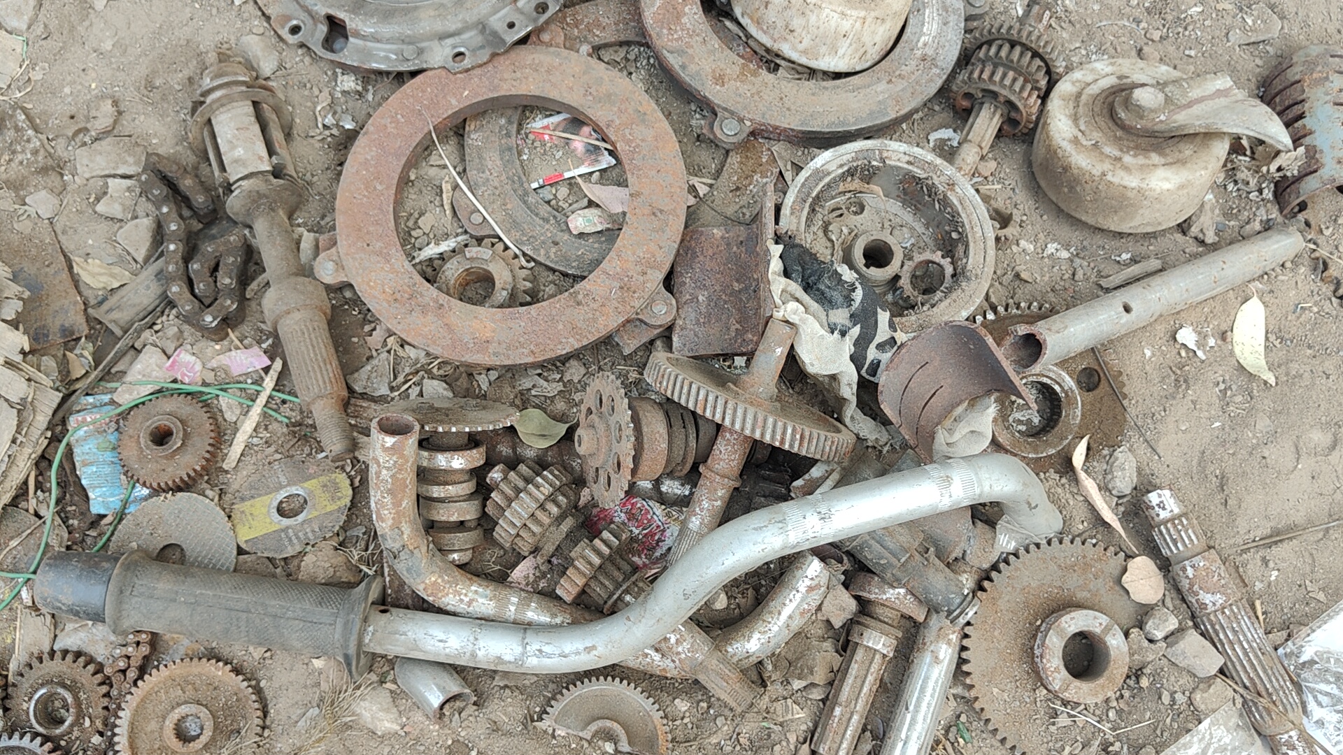 कबाड़ से जन्मी अनोखी मूर्तियां