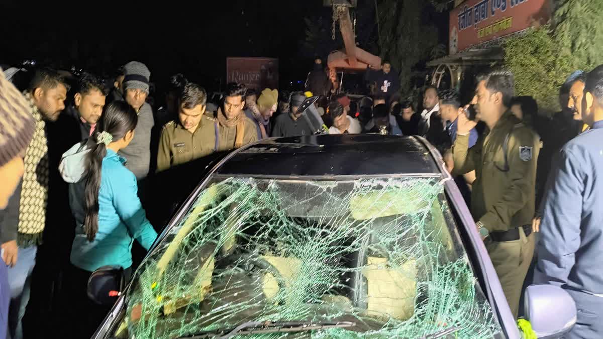 नर्मदापुरम में रेलिंग तोड़ नहर में गिरी कार, बंद गाड़ी में स्ट्रगल करते रहे  युवक, तीनों की मौत