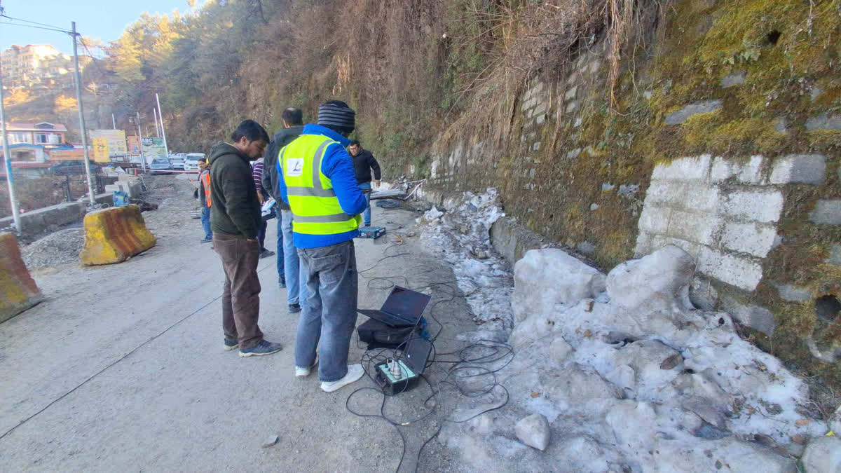 चलौंठी में धंस रही सड़क का निरीक्षण